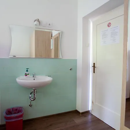 Trobenta In Oblak بيت شباب بورتوروز